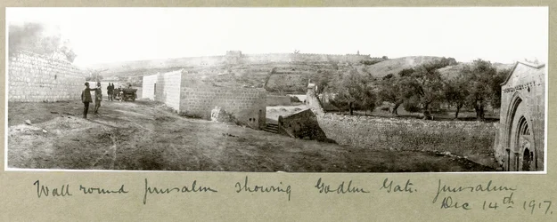 Vista do muro ao redor de Jerusalém, mostrando o Golden Gate, 14 de dezembro de 1917